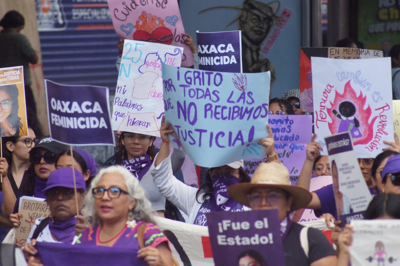 Foto: 'Oaxaca Feminicida': Mujeres exigen un alto a la violencia Las manifestantes señalaron que el blindaje de los edificios respondió al miedo de las autoridades, cuando lo que ellas exigen es frenar la violencia feminicida.