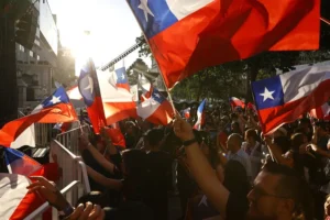 Simpatizantes de la candidata a la Presidencia de Chile por el partido Unidad por Chile, Jeannette Jara, sostienen banderas, en Santiago (Chile). EFE/ Elvis Gonzalez