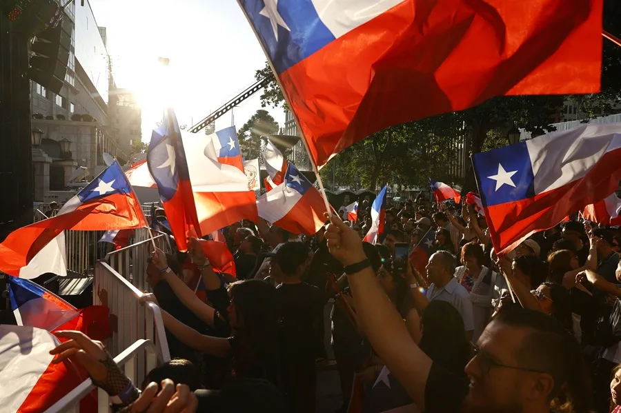 Simpatizantes de la candidata a la Presidencia de Chile por el partido Unidad por Chile, Jeannette Jara, sostienen banderas, en Santiago (Chile). EFE/ Elvis Gonzalez