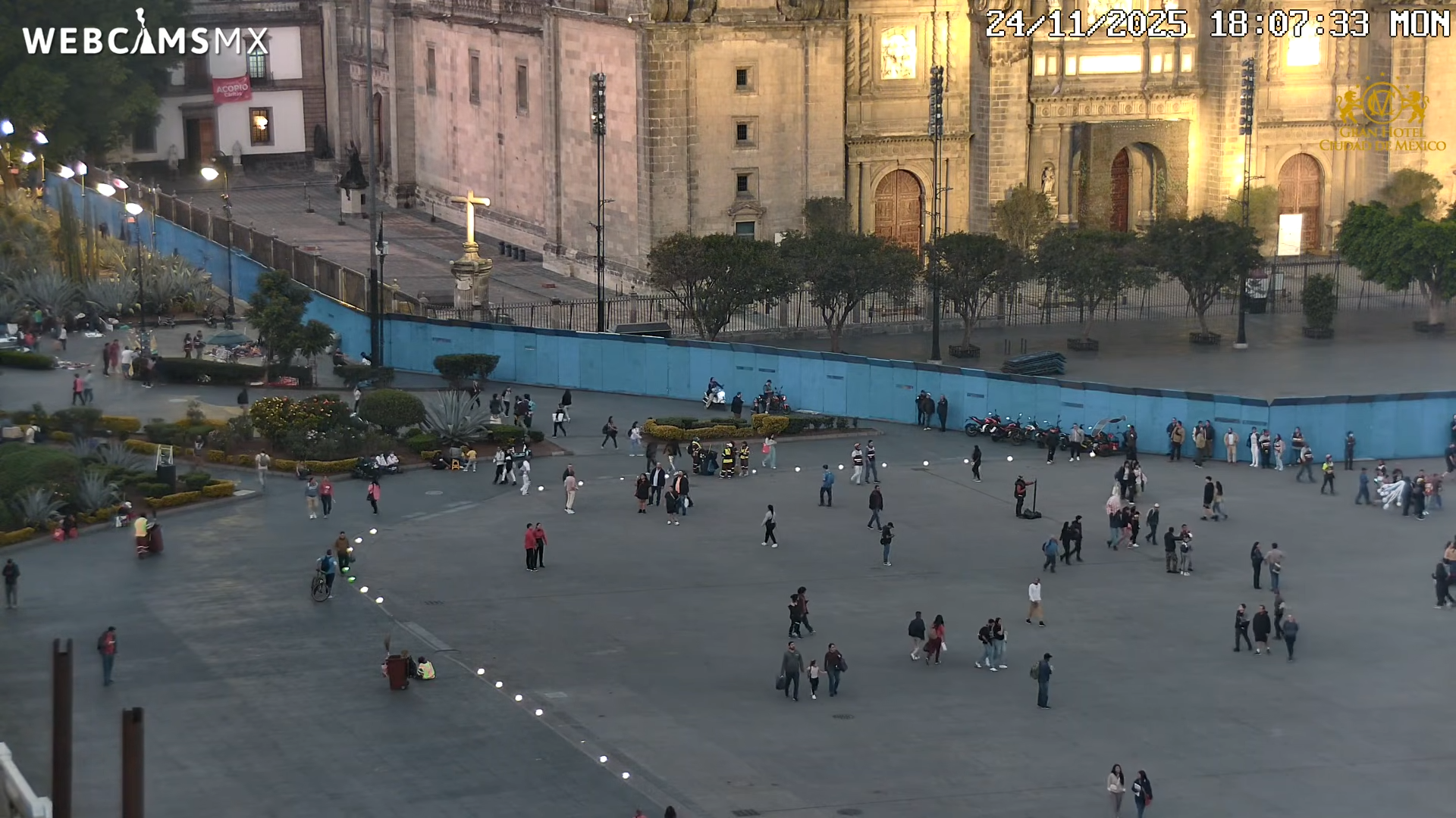 Foto: Continua amurallado El #Zócalo #EnVivo webcamsdemexico