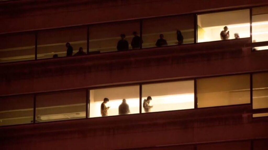 Tiroteo En Universidad De Rhode Island Deja Víctimas Durante Exámenes Finales Estudiantes En Las Ventanas De La Universidad