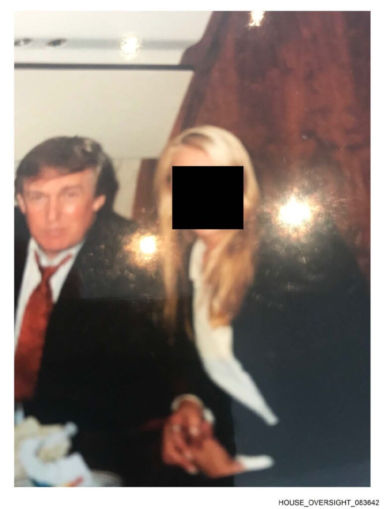 Nuevas Fotos De Trump Y Epstein En El Foco Político House Oversight 083642 Redacted Copy