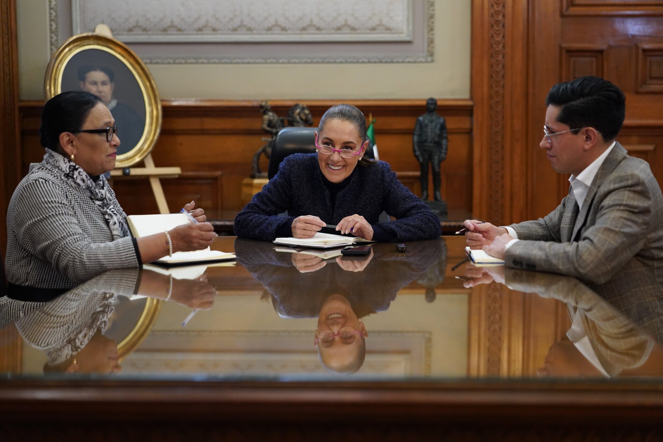 Foto: Sheinbaum y Papa Francisco Dialogan e Invita a México