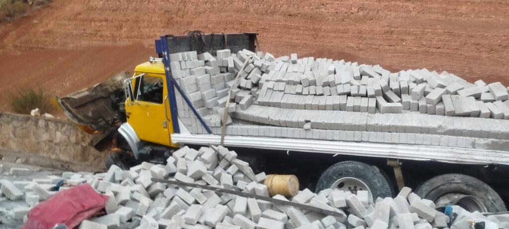 Fuerte Accidente En La Oaxaca-Cuacnopalan: Choque De Autobús Y Camión Deja Dos Víctimas Whatsapp Image 2025 12 16 At 8.22.42 Am