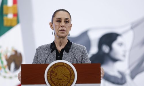 La presidenta de México, Claudia Sheinbaum, habla este miércoles durante una rueda de prensa matutina en Palacio Nacional de la Ciudad de México (México). EFE/Sáshenka Gutiérrez